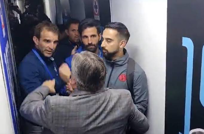 Miguel Herrera e Iván Alonso casi llegan a los golpes tras el Cruz Azul vs Xolos