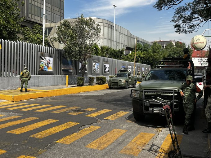 Movilización en Torre de Pemex por supuesto hallazgo de una granada