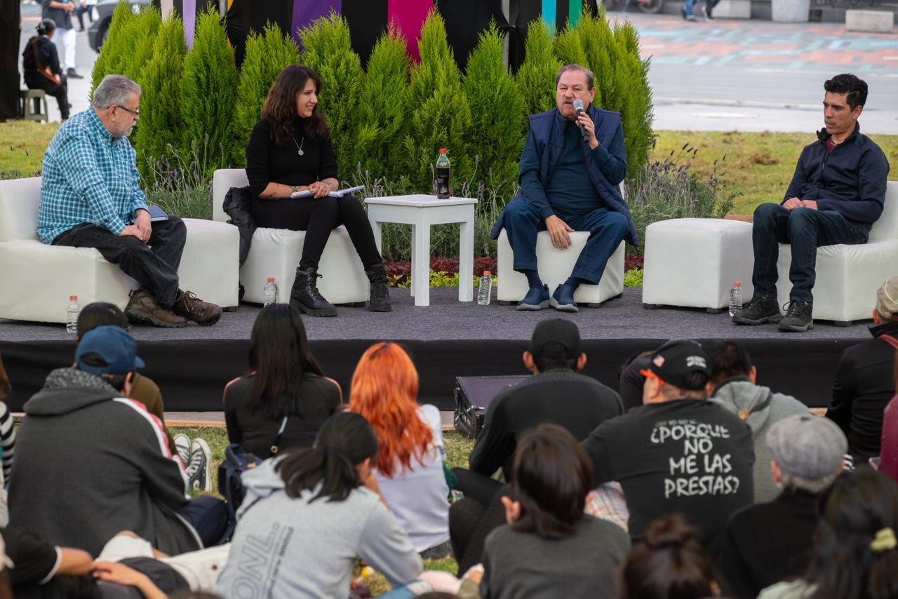 Recordando a José Agustín, el ícono rebelde de la literatura mexicana, en el Zócalo capitalino