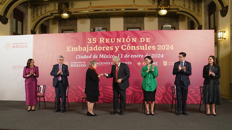 Embajadores y cónsules representan a México de manera responsable y digna: AMLO