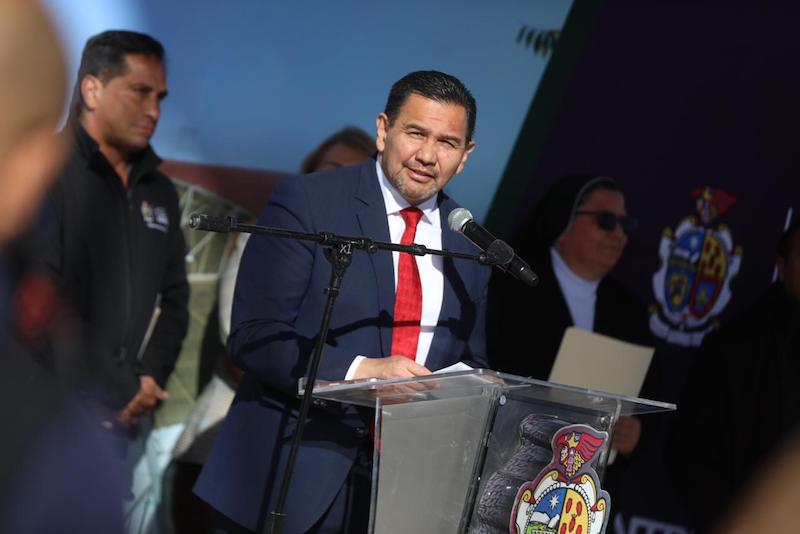 Entrega alcalde domo en el Centro Multicultural Yermo y Parres