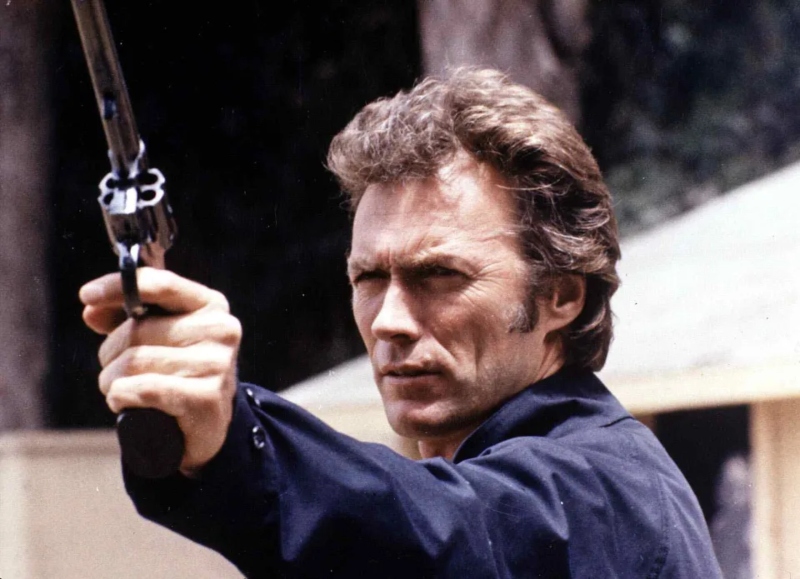 La frase de Clint Eastwood que disparó la venta de una pistola desconocida y revolucionó el mercado de las armas en EEUU
