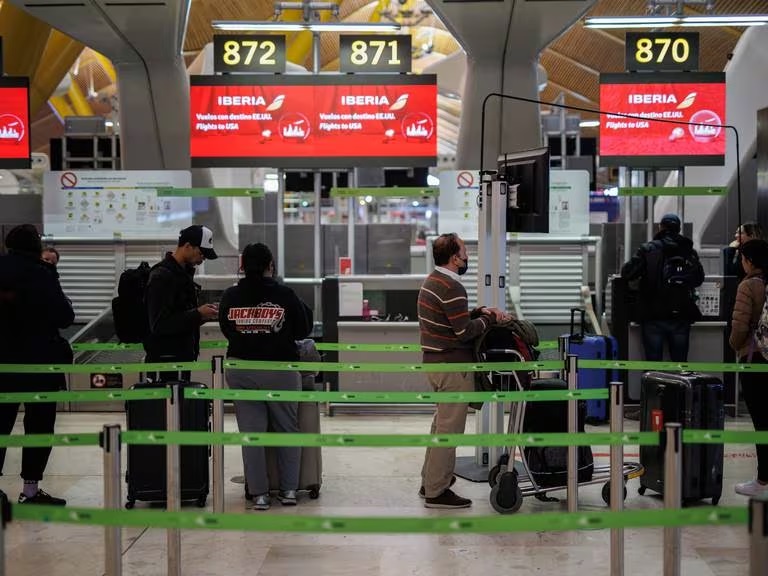 La reunión entre sindicatos e Iberia termina sin acuerdo y se mantienen los paros que han obligado a cancelar 444 vuelos