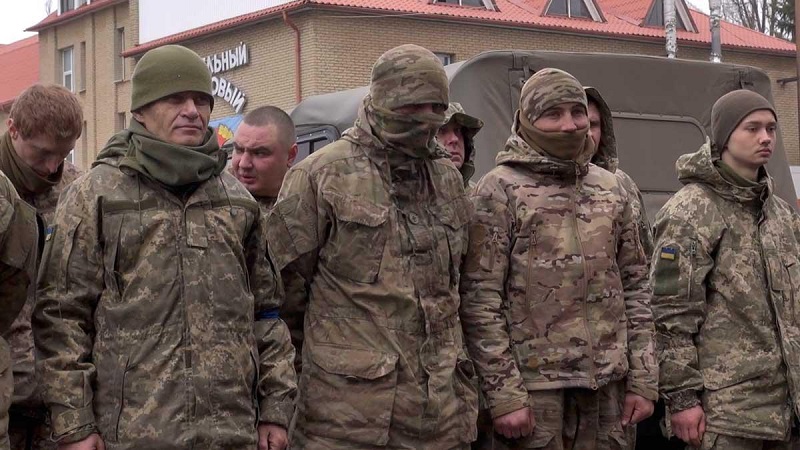Rusia y Ucrania intercambian cientos de prisioneros de guerra en la mayor liberación hasta el momento