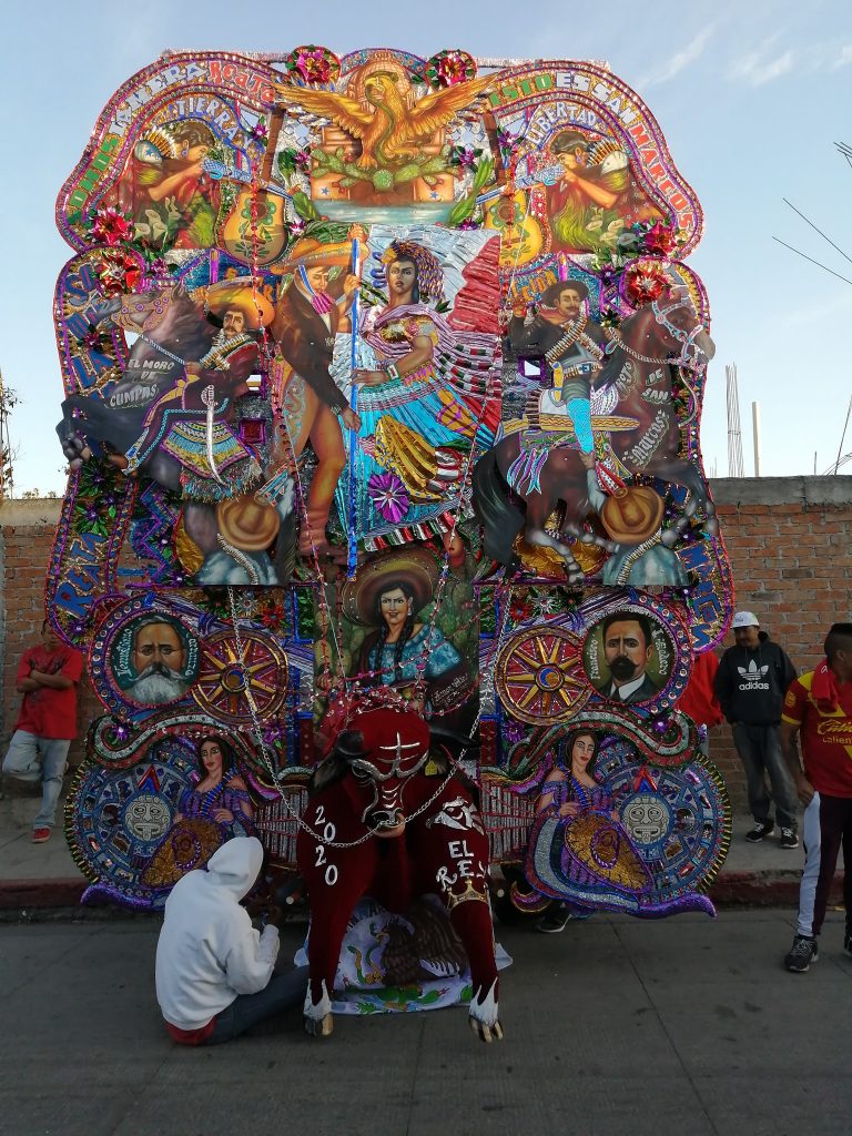 LA COLUMNA: Tarímbaro se viste de gala con los famosos toritos de petate
