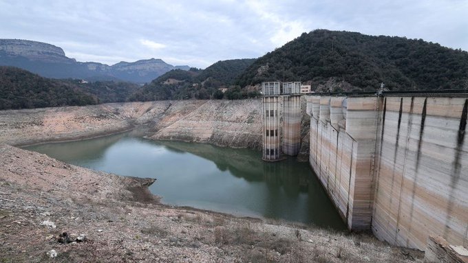 Cataluña se declara en emergencia por sequía; limitan el consumo diario