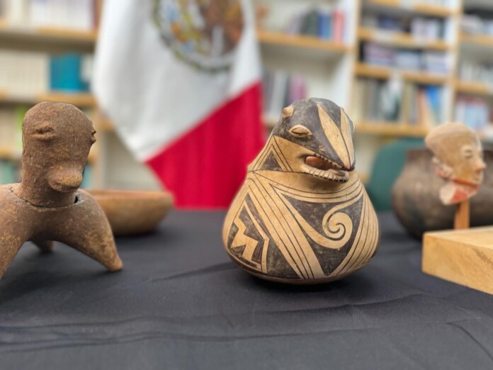 Devuelven 41 piezas arqueológicas a México