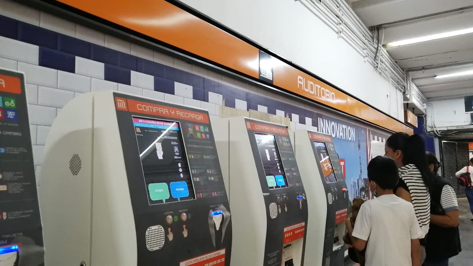 El metro refuerza modernización del sistema de peaje: Instala 92 nuevas máquinas de tarjetas de prepago