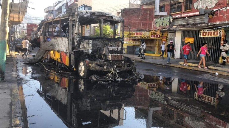 Incendian camión de transporte público en el centro de Acapulco