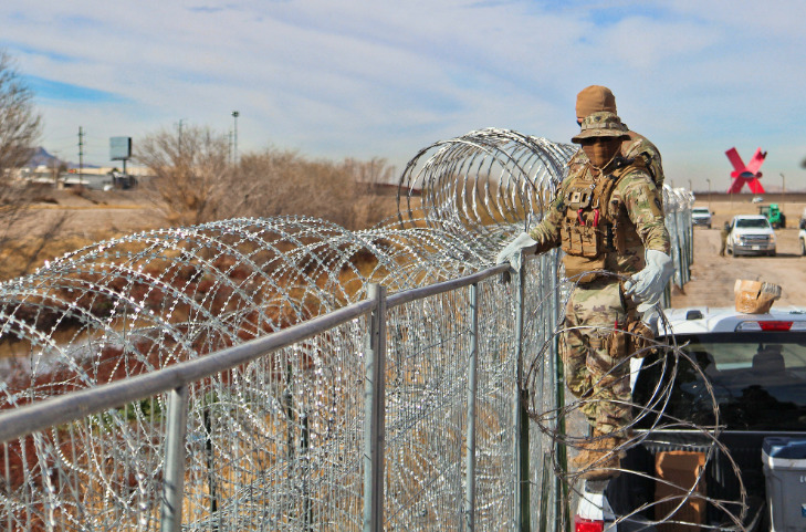 Juez federal bloquea ley antimigrante de Texas