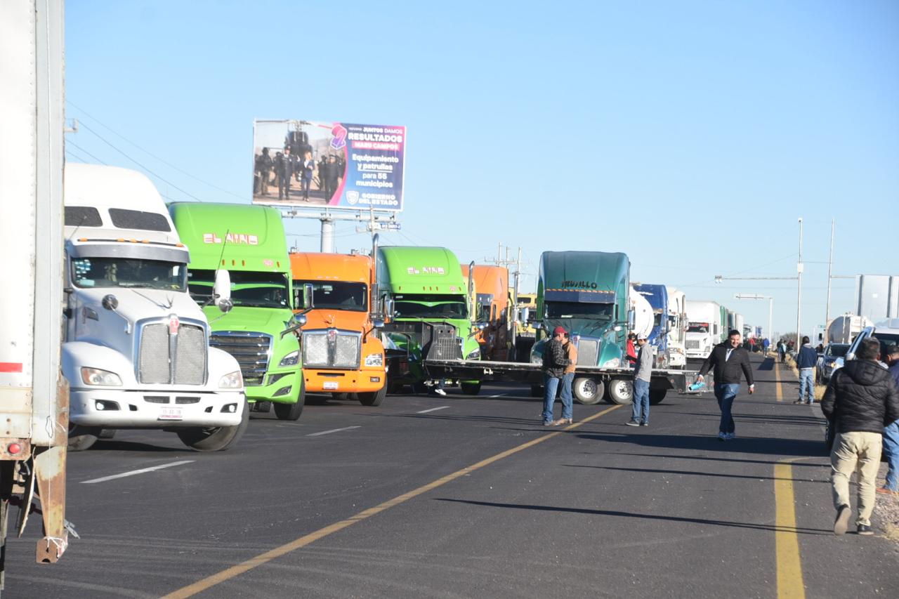 Bloquean transportistas la carretera a Delicias; exigen más seguridad Más información: https://elhdechihuahua.mx/3SKUZNr Fotos: Oracio Chávez | El Heraldo de Chihuahua