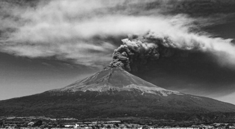 Volcán Popocatépetl ‘sorprende’ con impresionante fumarola