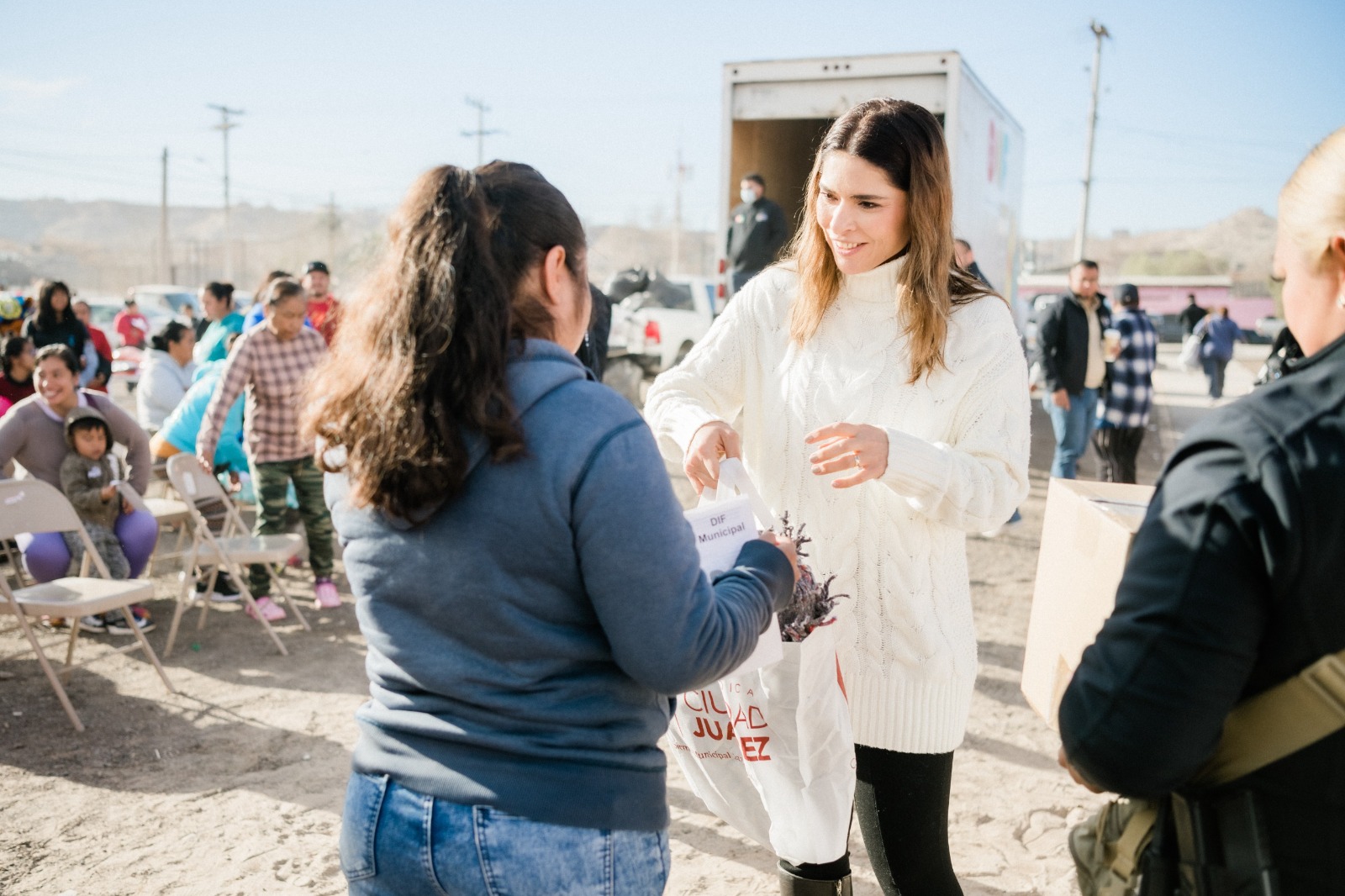 Visita presidenta de DIF, Rubí Enríquez a vecinos de la colonia Lomas de Poleo