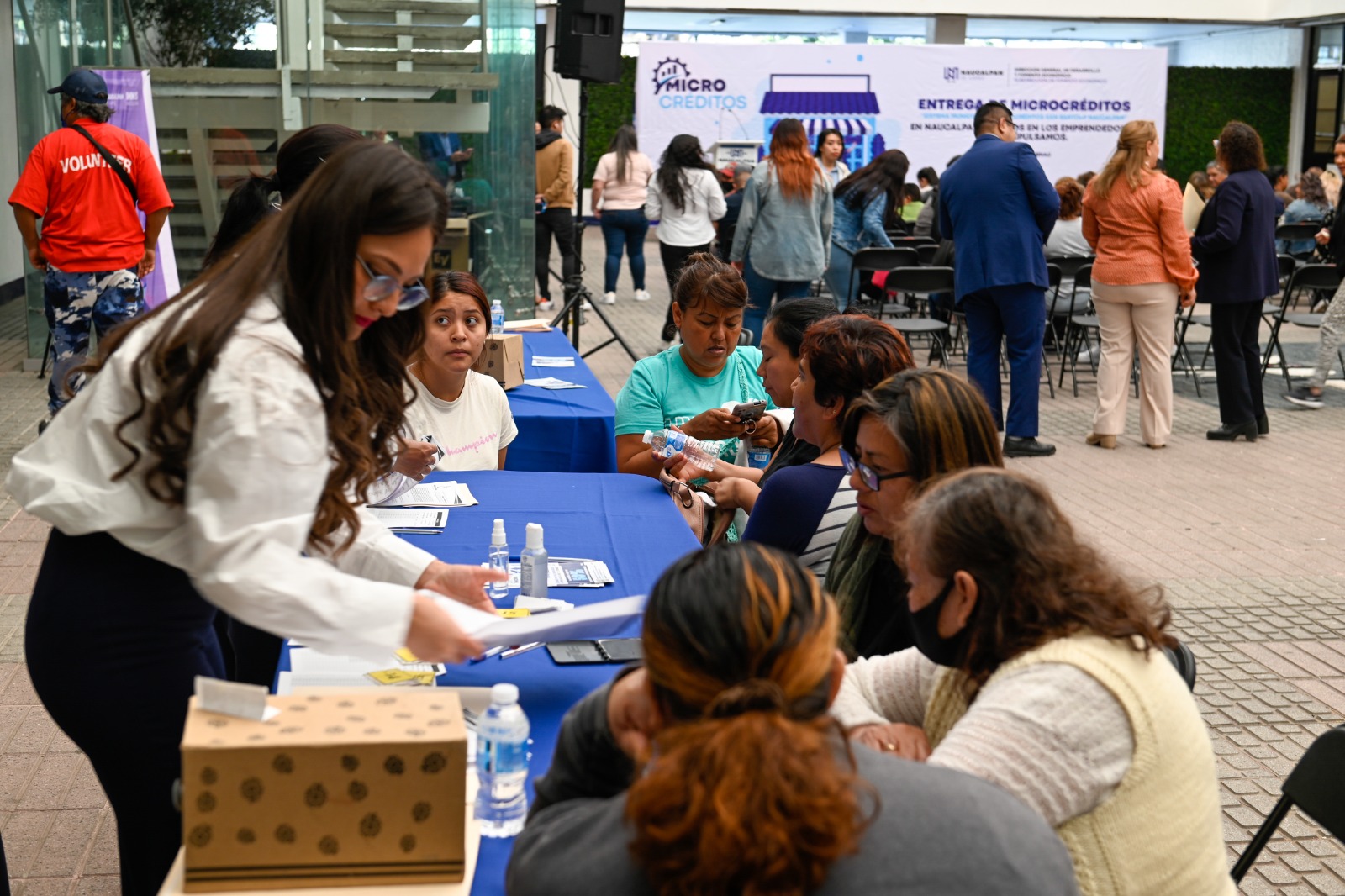 Entrega Angélica Moya 71 créditos a microempresarios y emprendedores