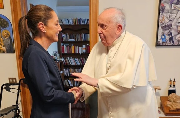 Claudia Sheinbaum trae regalo a mexicanos desde el Vaticano