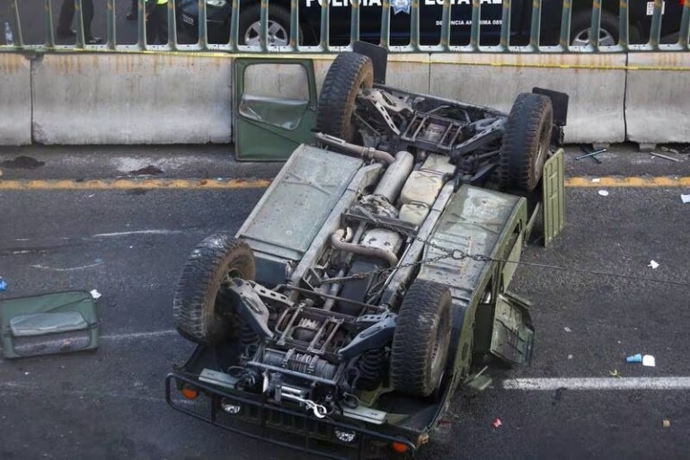 Un muerto y 5 heridos deja volcadura de auto de Sedena en autopista México-Pachuca