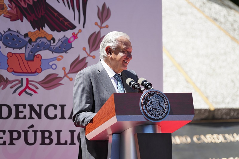 Llama AMLO a mantener autosuficiencia en producción petrolera mientras se consolida transición a energías limpias