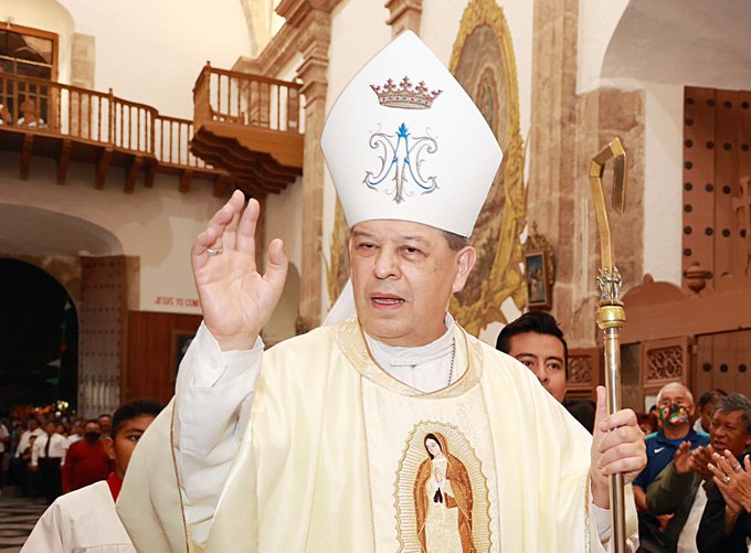 Arzobispo de Yucatán sufre percance automovilístico