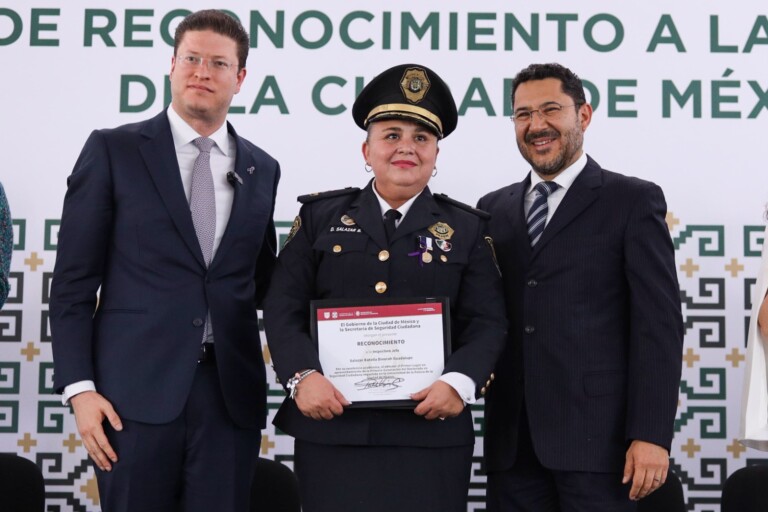 Batres Guadarrama reconoce labor de mujeres policías en la Ciudad de México