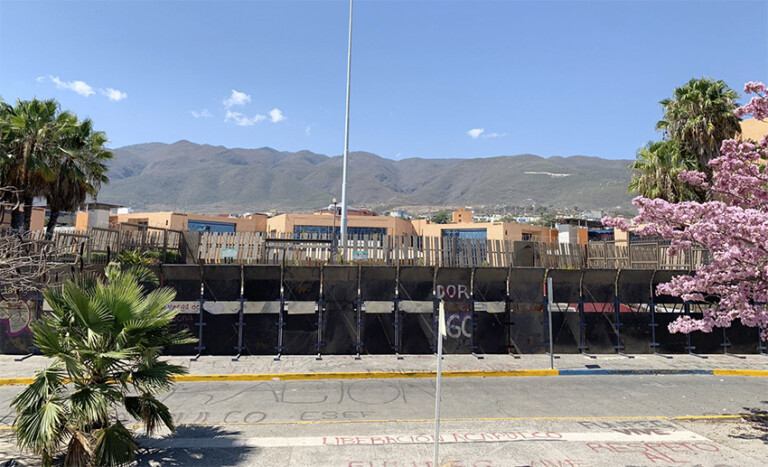 'Blindan' Palacio de Gobierno de Guerrero ante protestas de normalistas