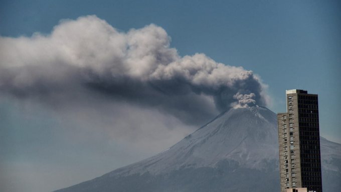 Ceniza del Popocatépetl ‘tiñe‘ de gris a Puebla