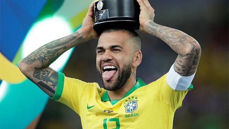 Dan libertad provisional a Dani Alves