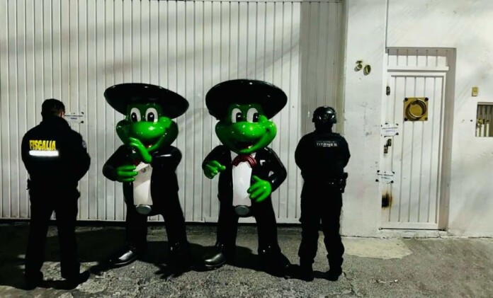 Encuentran en Neza las dos figuras de “Sr. Frogs“ robadas tras el paso de “Otis” en Acapulco
