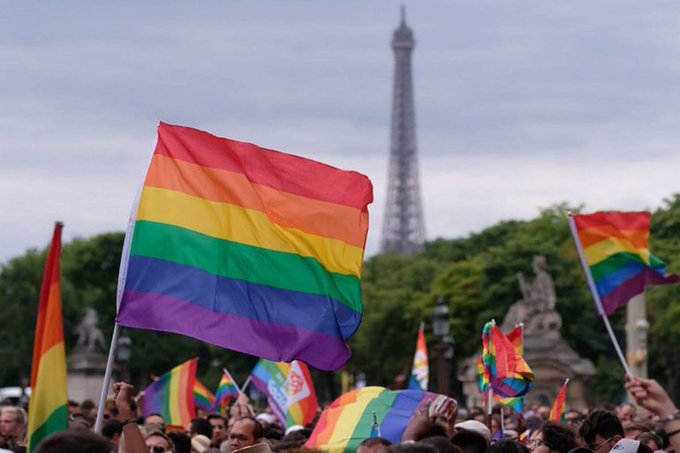 Francia se disculpa con homosexuales perseguidos por 40 años