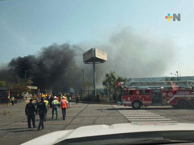 Incendio consume empresa de cartón en Veracruz