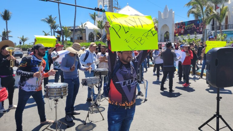 Manifestación de músicos en Mazatlán termina en enfrentamiento
