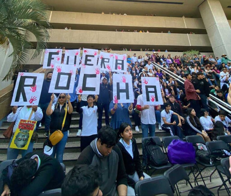 Universitarios de la UAS se manifiestan ante visita de AMLO en Sinaloa
