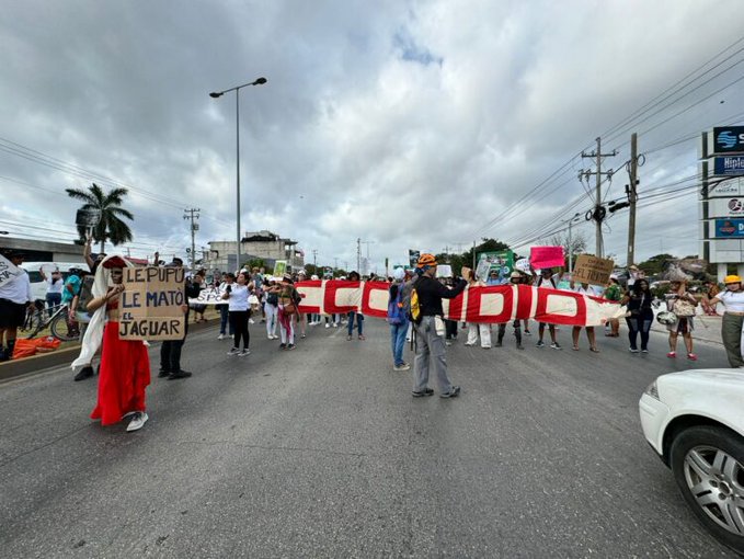 Opositores al Tren Maya bloquean carretera en Playa del Carmen