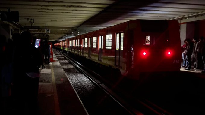 “Revisión del sistema eléctrico” genera caos en la Línea 9 del Metro