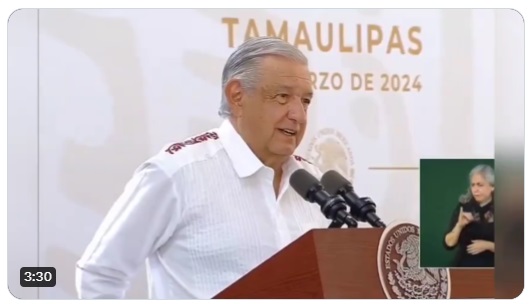 AMLO hará ‘coperacha’ para reparar puerta de Palacio Nacional