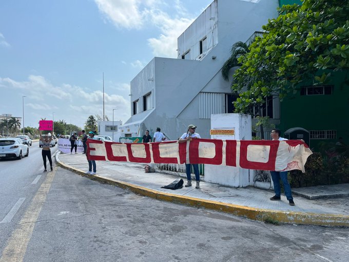 Ambientalistas 'clausuran' simbólicamente la delegación de Semarnat en Cancún