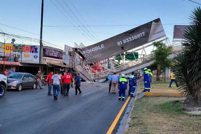 Cae puente peatonal en San Nicolás, NL; hay varios heridos