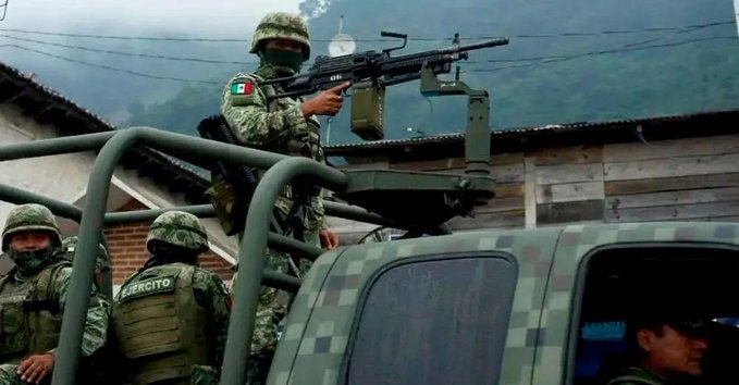 Escoltados por militares, maestros logran salir de Pantelhó, Chiapas