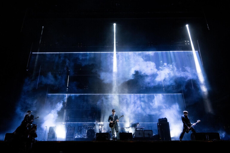 Interpol reúne a 160 mil asistentes en concierto gratuito en el Zócalo capitalino