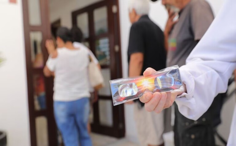 Mazatlán listo para el eclipse solar; regalan miles de lentes especiales