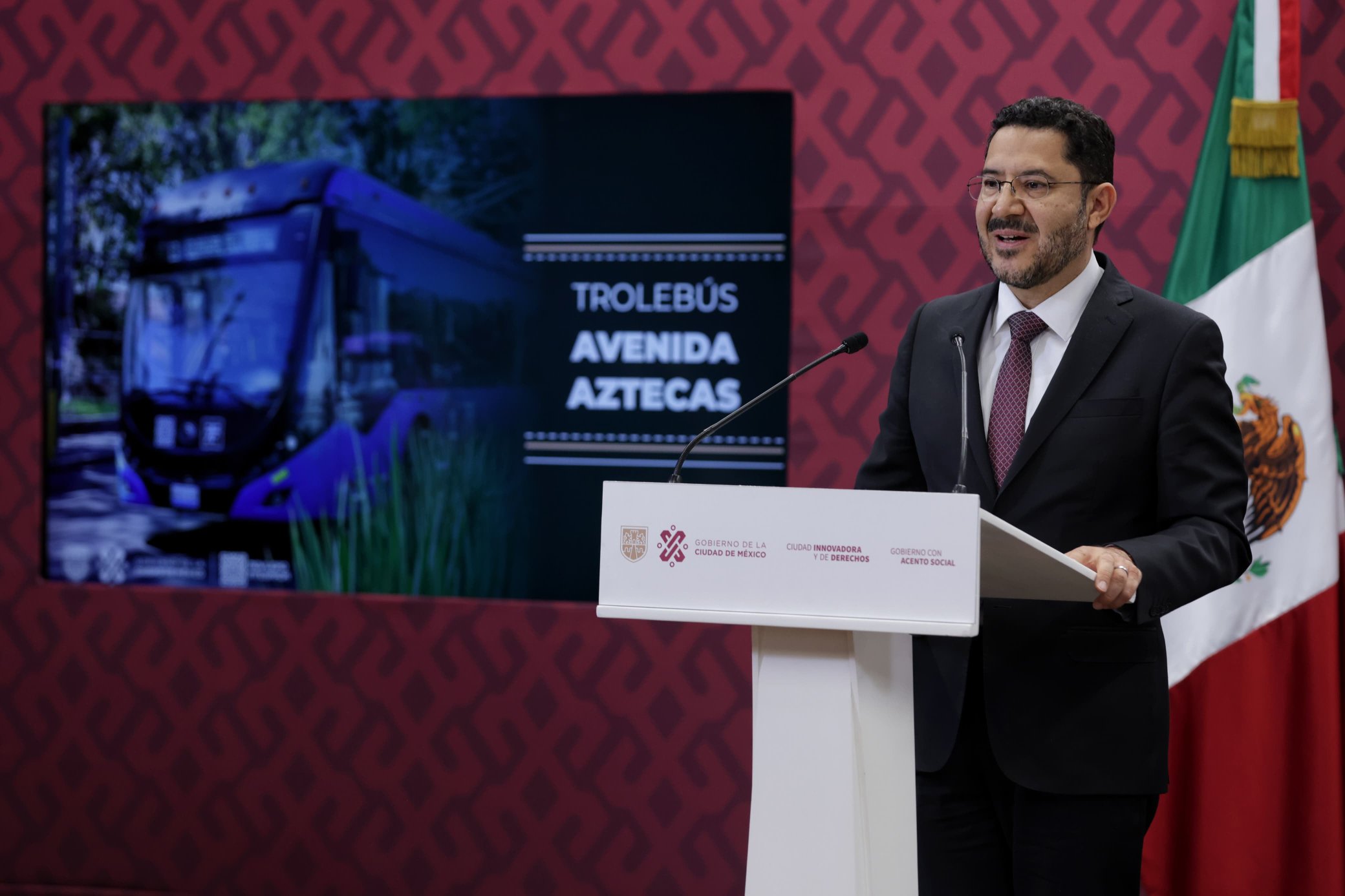 SOBSE detalla avances del Trolebús Aztecas en conferencia de prensa