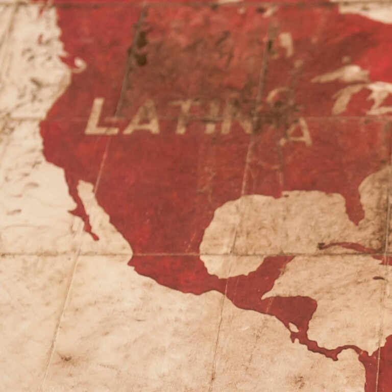 TYZA presenta intervención en mapa mural de la serie LATINO/A AMÉRICA en el Laboratorio de Arte Alameda