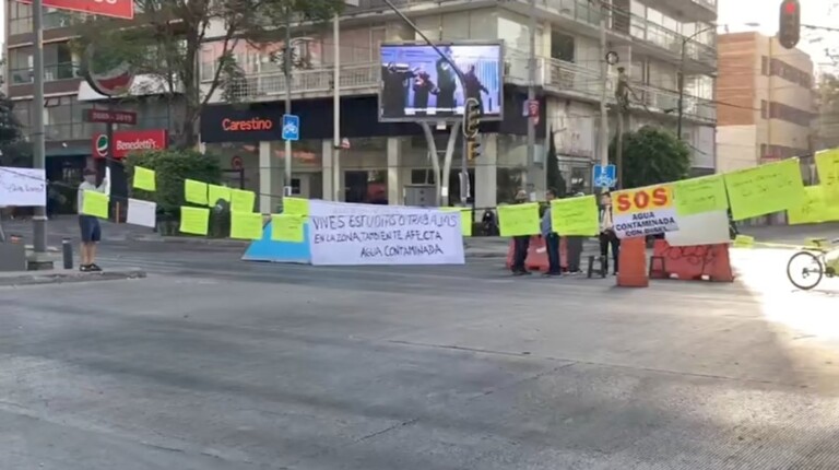 Vecinos de Benito Juárez vuelven a cerrar los carriles del Metrobús en Insurgentes Sur