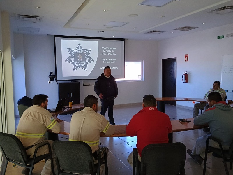 Capacita Educación Vial a empleados de la CFE en Villa Ahumada con curso de manejo defensivo