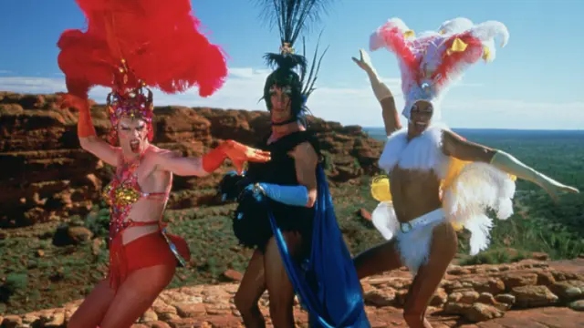 30 años de ‘Las aventuras de Priscilla, reina del desierto’: claves y curiosidades del mayor emblema del cine drag