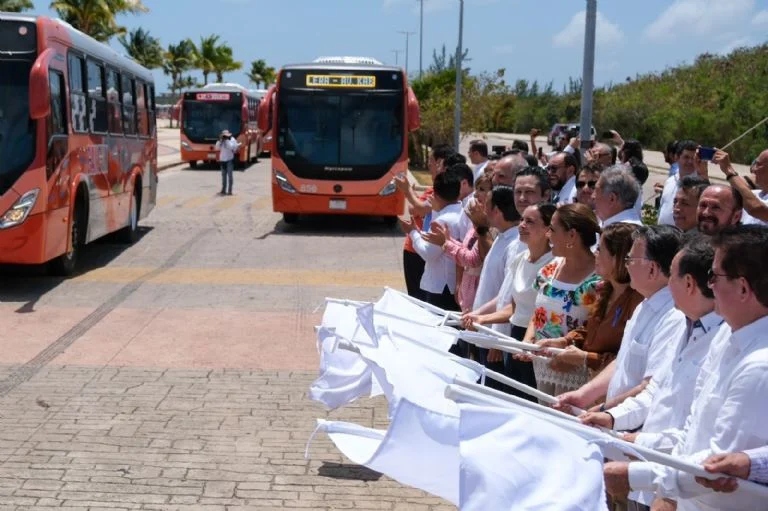 Mara Lezama entregó nuevos autobuses que recorrerán la Zona Hotelera