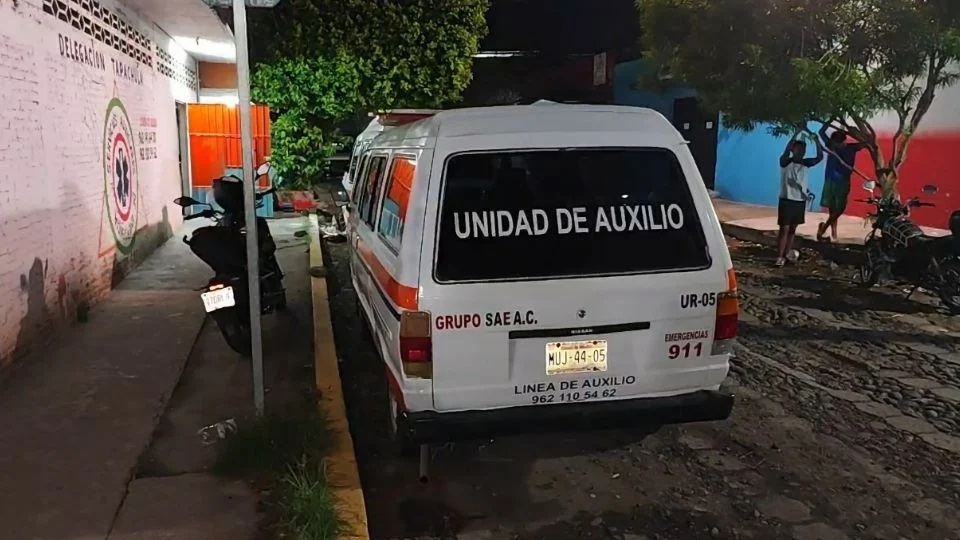 Capturan y rapan a presuntos ladrones de baterías de ambulancias en Tapachula, Chiapas