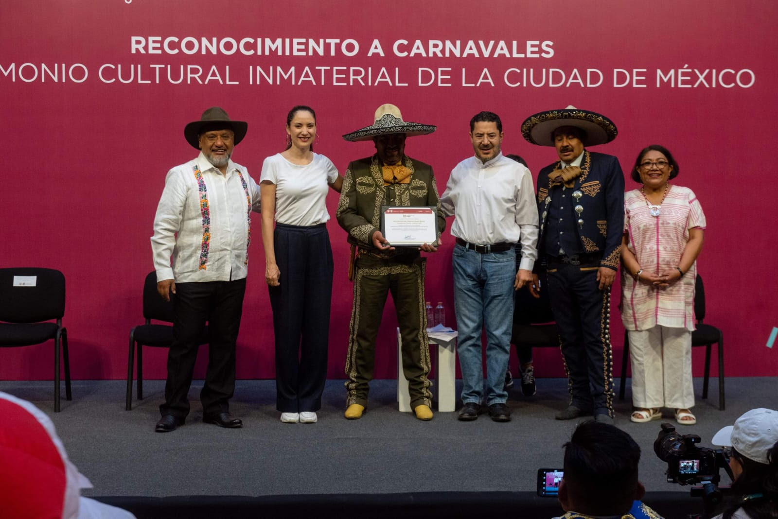 El Jefe de Gobierno reconoce a comparsas y asociaciones de pueblos originarios como Patrimonio Cultural Inmaterial de la CDMX