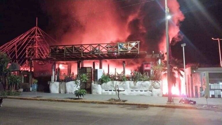 Incendio consume dos restaurantes en Acapulco
