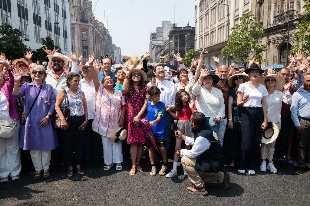 Martí Batres encabeza Primera Caminata en Zócalo Peatonal de CDMX