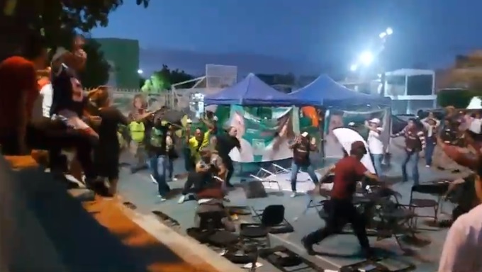 Militantes de Morena y del PVEM se enfrentan durante mitin en SLP
